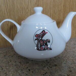 Goldentop Indigenous Wolf Design Teapot Small Vintage (K596)